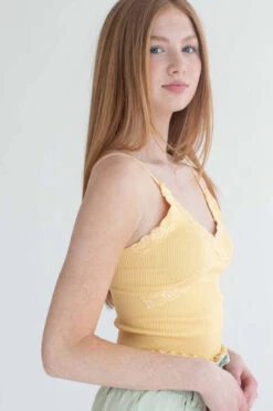 Banana Seamless Lace Trim Crop Cami